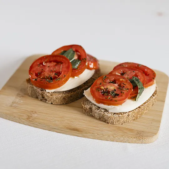 Fetta di pane senza glutine, fiordilatte senza lattosio, Pomodoro Miracolo di San Gennaro (Presidio Slow Food), basilico fresco e olio extravergine d’oliva.