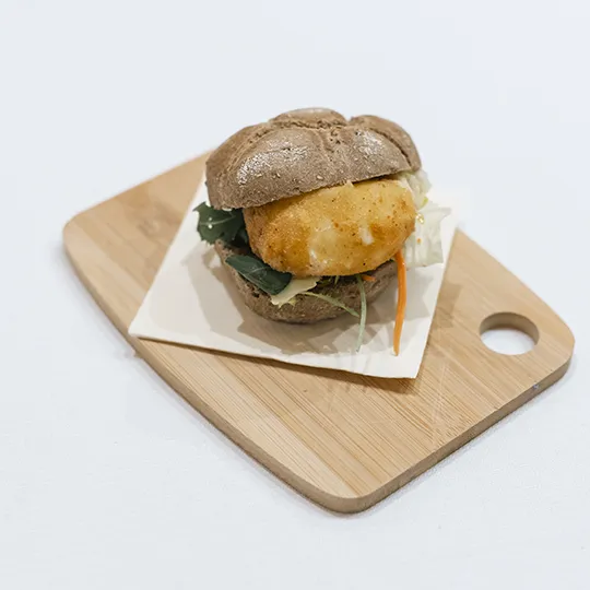 Panino senza glutine con bocconcino di fiordilatte senza lattosio impanato con pane senza glutine, misticanza di verdure e miele di castagno.